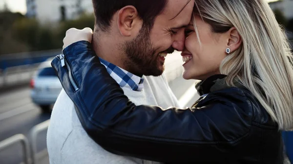 Romântico jovem feliz casal beijando — Fotografia de Stock