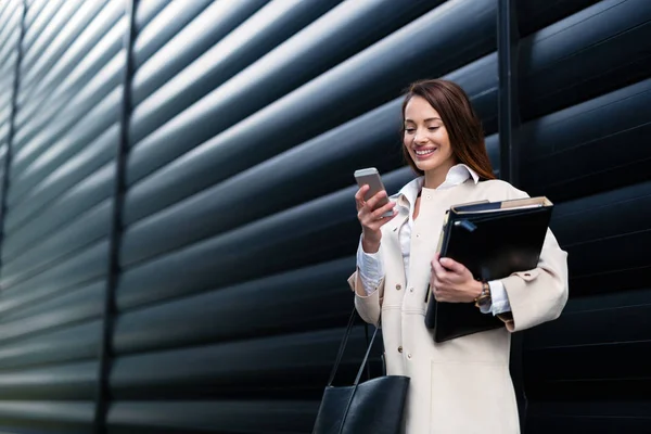  İş kadını ofiste duruyor.