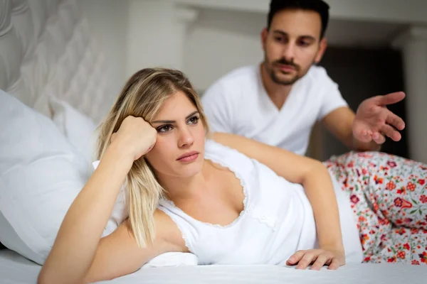 Pareja que tiene problemas de relación sin resolver — Foto de Stock