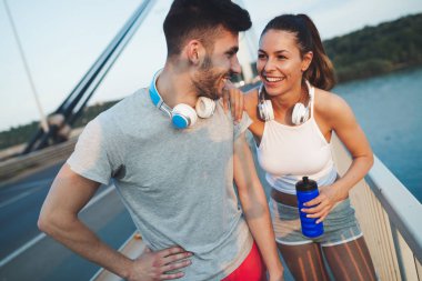  erkek ve kadın koşu, mola sırasında