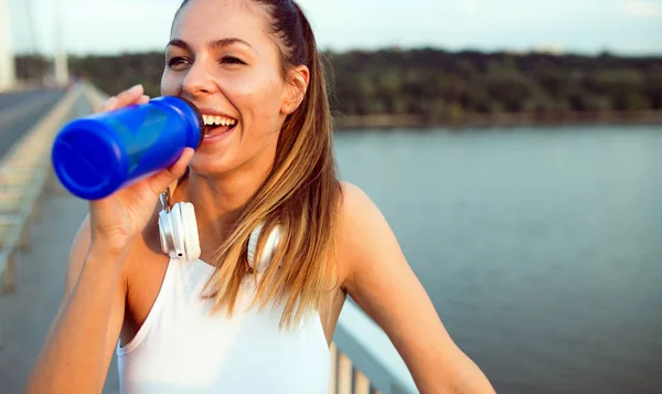 Sportowy kobieta jogging na zewnątrz — Zdjęcie stockowe