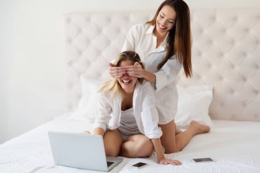  Kızlar yatakta eğleniyor