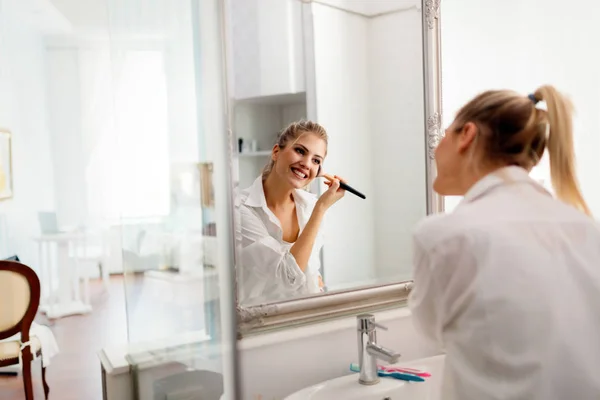 Meisje in badkamer toepassing van make-up — Stockfoto