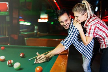 Genç çift oyun birlikte havuzu içinde bar