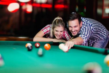 Genç çift oyun birlikte havuzu içinde bar