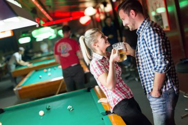 Tarihte snooker kulübünde genç Çift