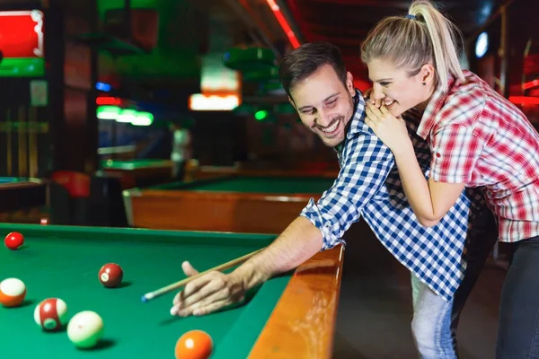 Unga par spelar grupp pool i bar — Stockfoto