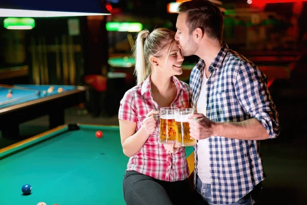 Glückliches Paar trinkt Bier und spielt Snooker — Stockfoto