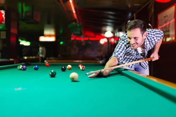 Hansome homem jogando bilhar no bar sozinho — Fotografia de Stock