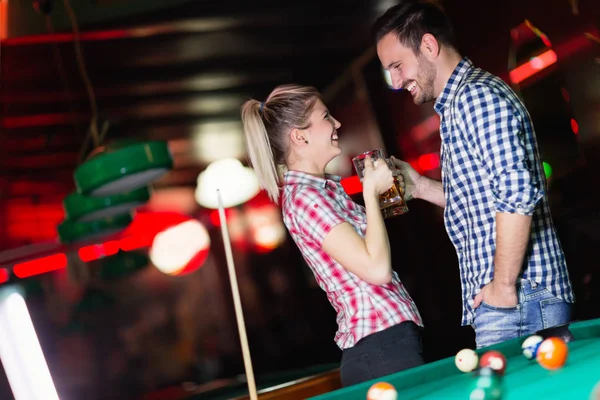 Glückliches Paar trinkt Bier und spielt Snooker — Stockfoto