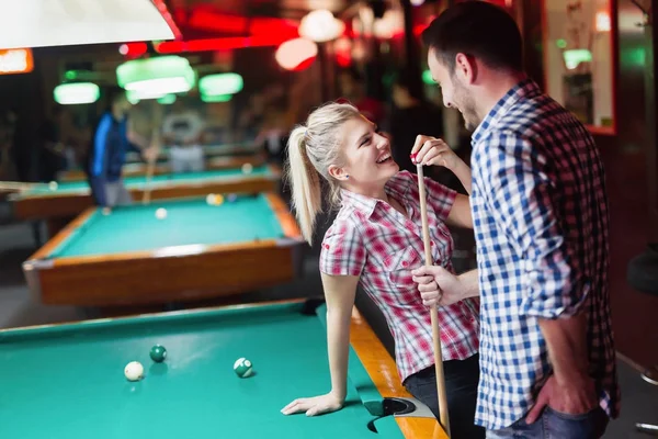 Genç çift oynarken zevk tarihte snooker