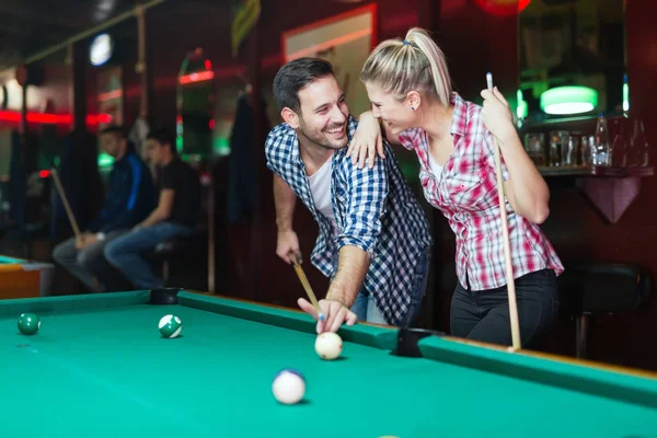 Junges Paar spielt zusammen Pool in Bar — Stockfoto