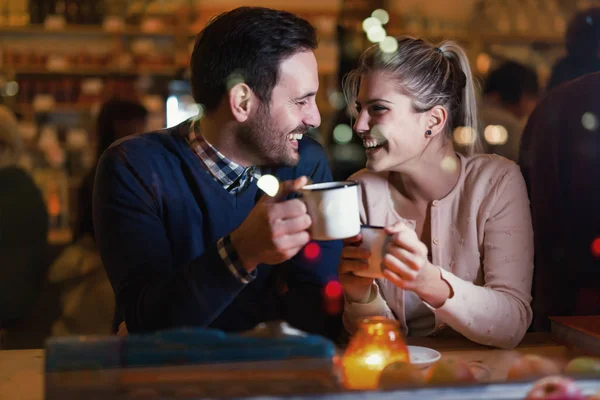 Lyckliga paret pratar på bar och med datum — Stockfoto