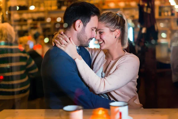 Casal feliz abraçando no bar e ter data — Fotografia de Stock