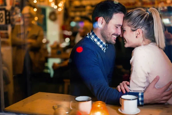 Jeune couple attrayant sur la date dans le bar — Photo