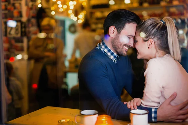 Gelukkige paar zoenen in bar en datum — Stockfoto