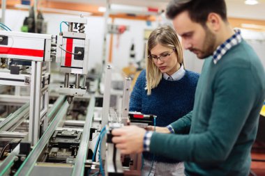 Mühendis elektronik bileşenler üzerinde çalışıyor