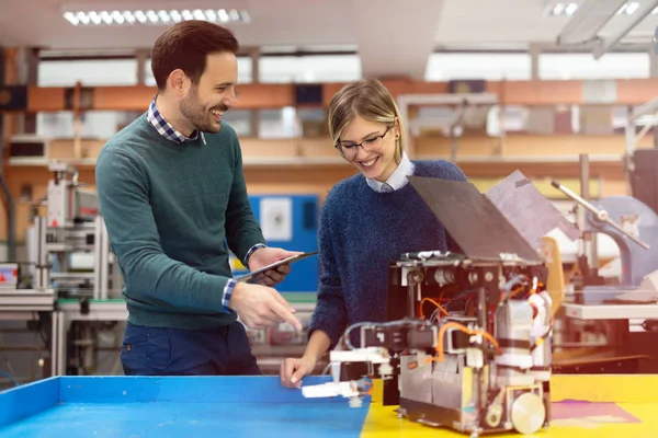 Estudiantes de robótica preparando robot para la prueba — Foto de Stock