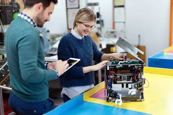 Студенти робототехніки готують робота для тестування — стокове фото