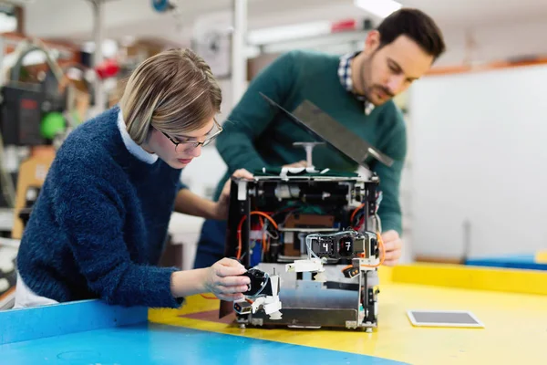 Estudantes de robótica preparando robô para testes — Fotografia de Stock