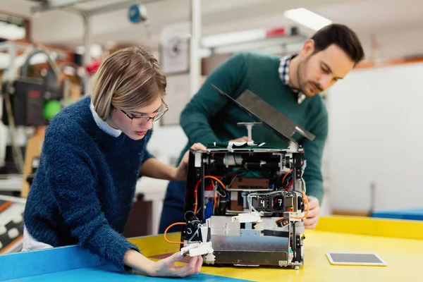 Estudantes de robótica preparando robô para testes — Fotografia de Stock