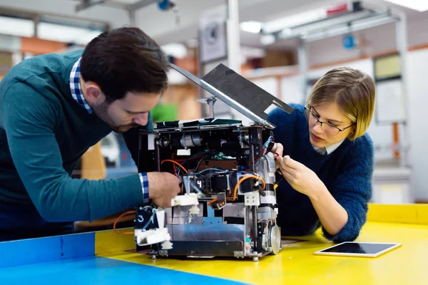 Studenter av robotteknik förbereder robot för testning — Stockfoto