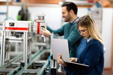  Mühendis elektronik bileşenler üzerinde çalışıyor