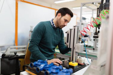 elektronik bileşenler üzerinde çalışan mühendis