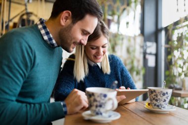  erkek ve kadın tarihte tablet üzerinde seyir