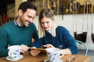 erkek ve kadın tarihte tablet üzerinde seyir