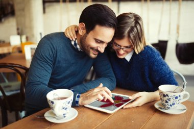 erkek ve kadın tarihte tablet üzerinde seyir