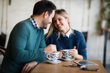 tarihi kahve dükkanında sahip çift