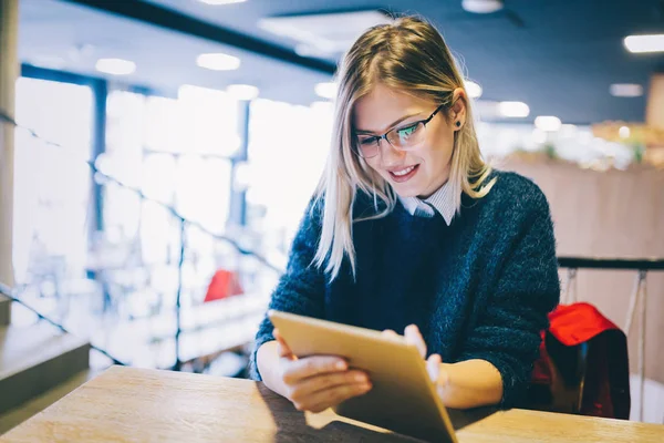 Frau benutzt Tablet im Café — Stockfoto