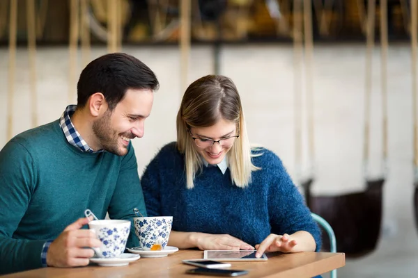 Mann und schöne Frau auf Date — Stockfoto