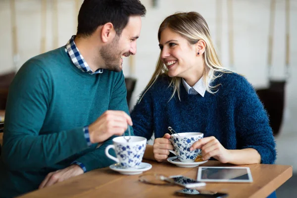 Pareja que tiene cita en la cafetería — Foto de Stock