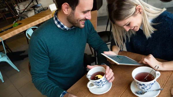 Mann und Frau beim Date auf Tablet schauen — Stockfoto
