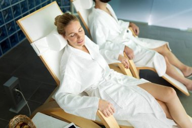 erkek ve güzel kadın rahatlatıcı Spa