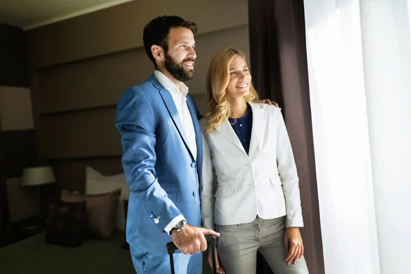 Hombre elegante y atractiva mujer — Foto de Stock