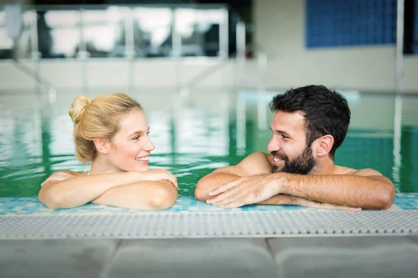 Lyckligt par avkopplande i poolen — Stockfoto