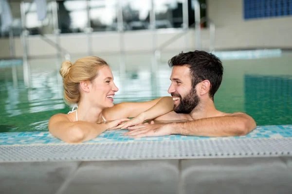 Casal feliz relaxante na piscina — Fotografia de Stock