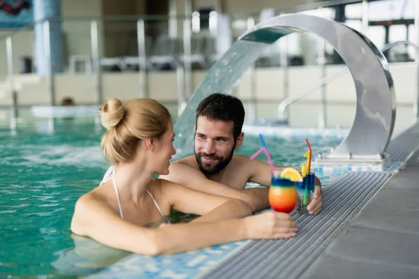 Coppia felice relax in piscina — Foto Stock