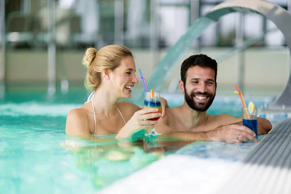 Pareja feliz relajarse en la piscina — Foto de Stock