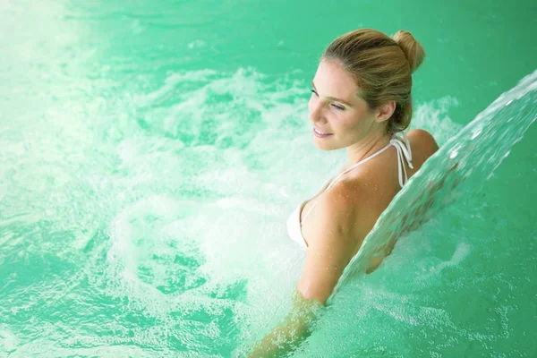 Mujer atractiva disfrutando del tiempo en la piscina — Foto de Stock