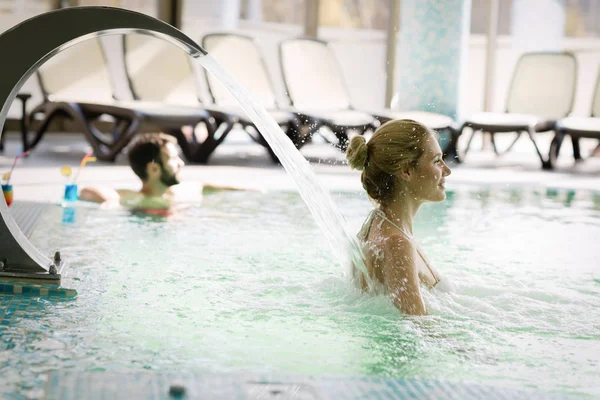 Mujer atractiva disfrutando del tiempo en la piscina — Foto de Stock