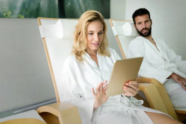 Femme se détendre et utiliser une tablette dans le spa — Photo
