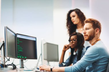 Projede çalışan ve şirket içinde programlama genç yazılım mühendisleri