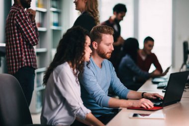 Projede çalışan ve şirket içinde programlama genç yazılım mühendisleri