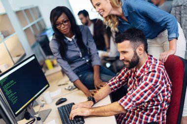 Projede çalışan ve şirket içinde programlama genç yazılım mühendisleri