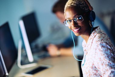  ofiste çalışan yazılım Tasarımcısı