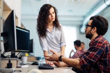 Projede çalışan ve şirket içinde programlama genç yazılım mühendisleri